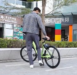 雖然騎自行車的好處多，但是作為戶外運(yùn)動，騎行時(shí)需要注意的事項(xiàng)也多